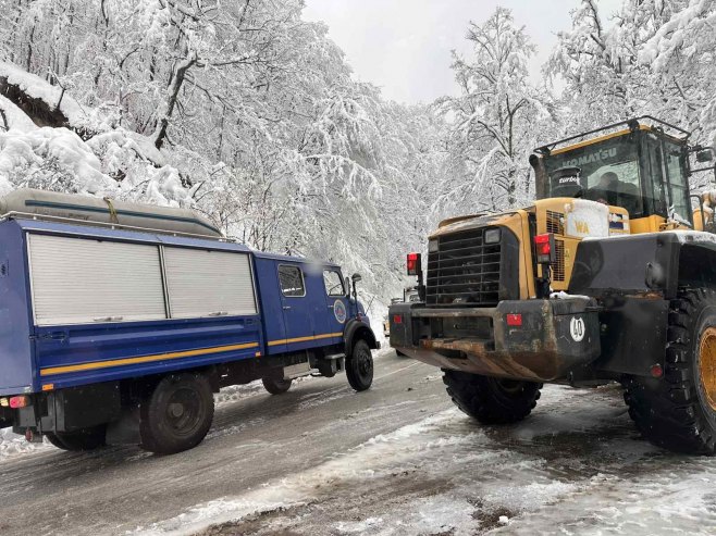 Пут Козарац-Мраковица проходан, Мраковица-Подградци и даље није (ФОТО)