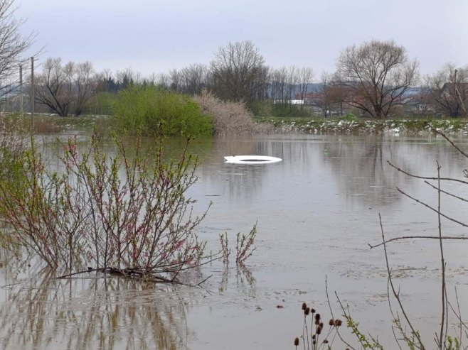 Приједор: Вода однијела аутомобил, младић спасен (ВИДЕО)