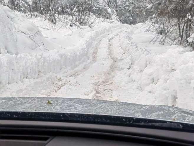 Насеље Буквалек три дана без струје; Снијег блокирао мјештане (ВИДЕО)