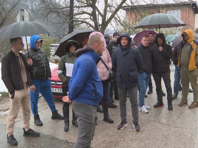 Мјештани Доњих Кола поред Бањалуке одржали мирни протест код пута Бањалука-Јајце