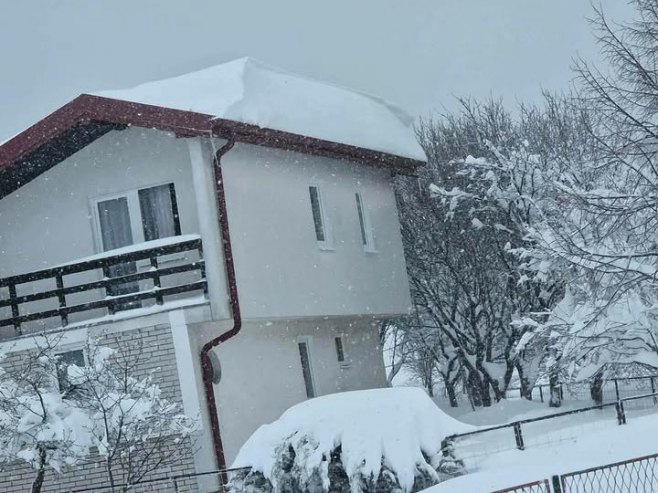 Висина снијега у Кнежеву и до једног метра, тежина угрожава куће