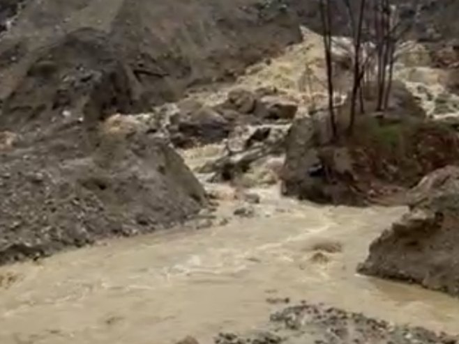 Због већег одрона обустављен саобраћај на регионалном путу Угљевик-Лопаре (ВИДЕО)