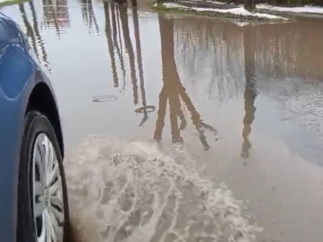 Возачи опрез - Због воде на коловозу саобраћај отежан на више путних праваца