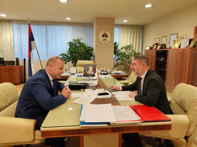 Шеранић и Шобот о унапређењу положаја запослених у здравству