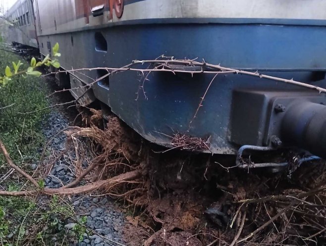 Воз на релацији Добој-Бањалука налетио на одрон (ФОТО)