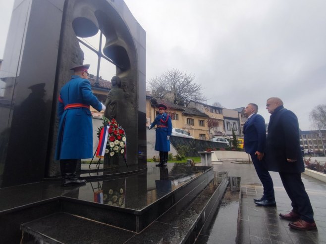 Минић у посјети Зворнику; Положени вијенци на централно спомен-обиљежје борцима Одбрамбено отаџбинског рата