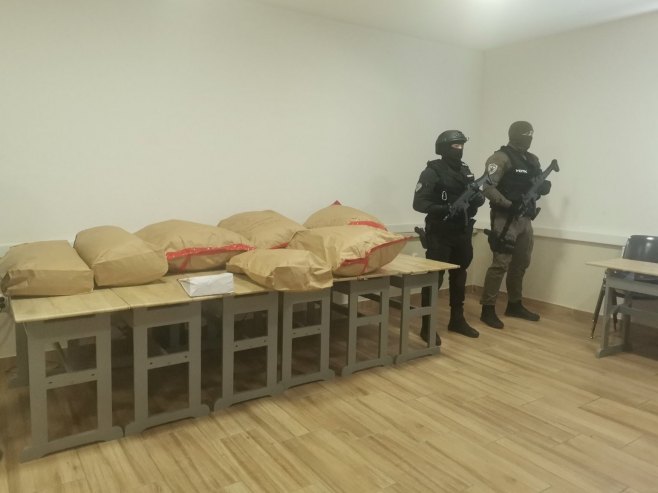 Погледајте заплијењену дрогу у Градишци (ФОТО)