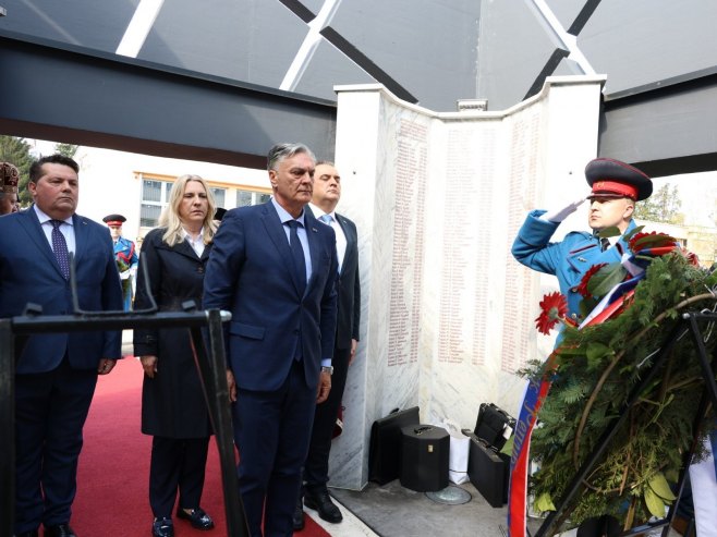 Почело обиљежавање Дана полиције у Бањалуци; Положени вијенци на спомен обиљежје (ФОТО)