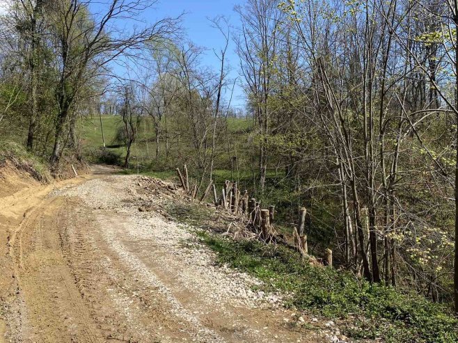 У мјесту Врањак регионални пут Модрича-Добој и даље у прекиду, проблем клизишта (ФОТО)