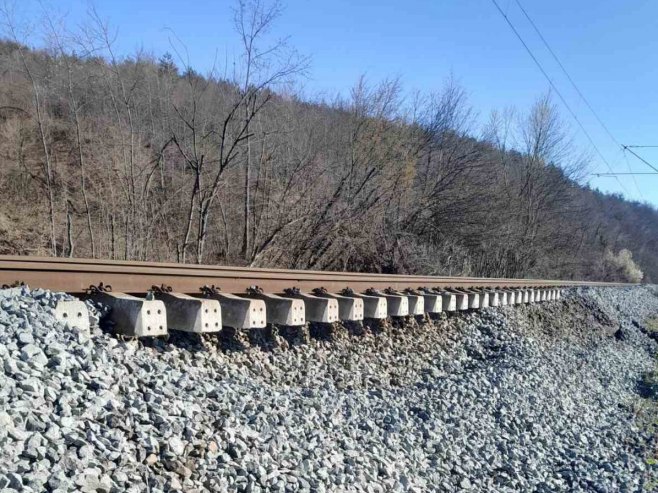 Због клизишта обустављен саобраћај између Шњеготине и Укрине