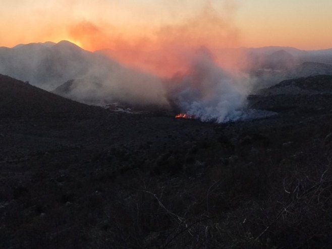 Пожар на градској депонији уз магистрални пут Требиње-Херцег Нови (ФОТО)