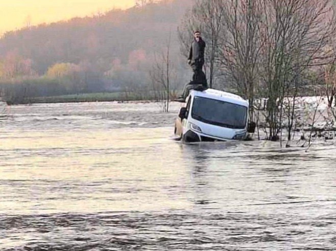 Евакуисани са крова возила након што су покушали да прођу поплављеном саобраћајницом