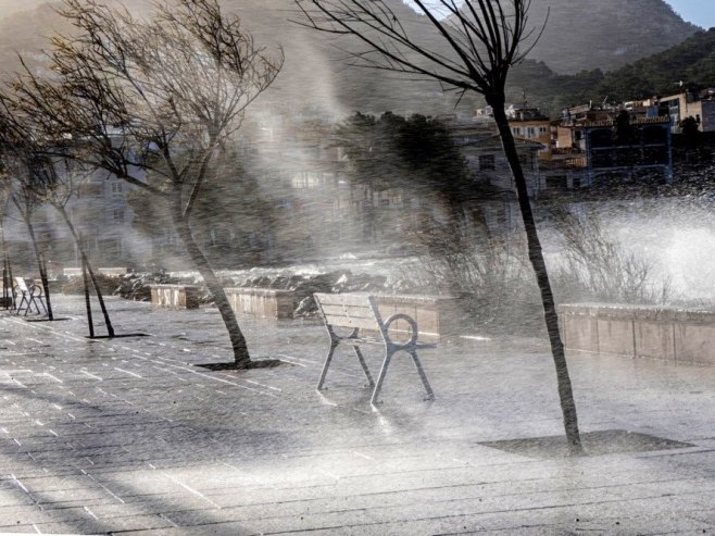 У Великој Британији затворени путеви и блокирана жељезница због олује Дејв