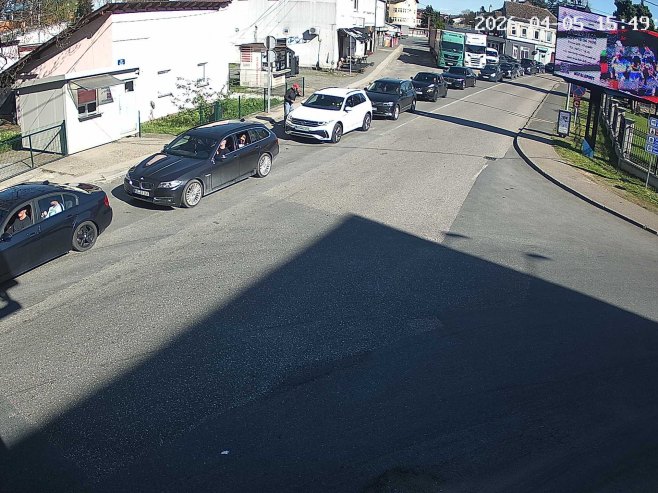 Појачан излаз возила на три гранична прелаза