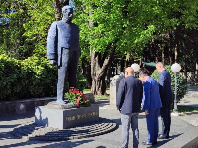 Требиње: Полагањем вијенаца на бистама Дучића и Његоша настављени "Дучићеви дани" (ФОТО)