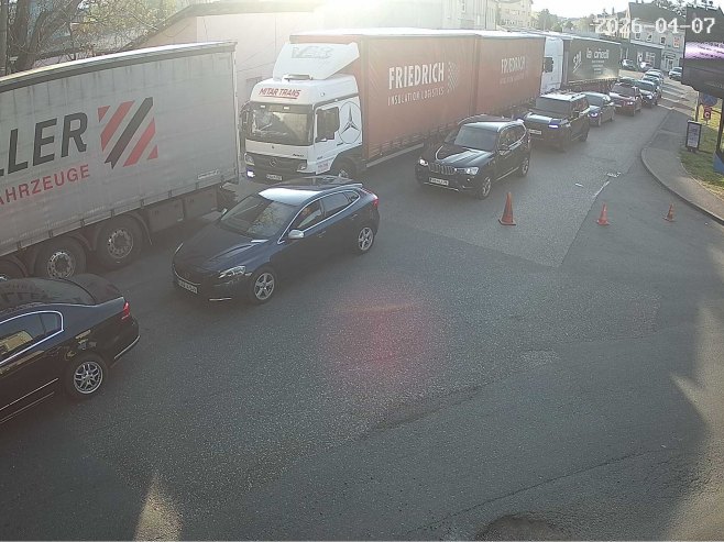 Дуге колоне возила на излазу према Хрватској