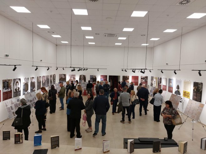 Србац: У Градској галерији отворена изложба о Иви Андрићу