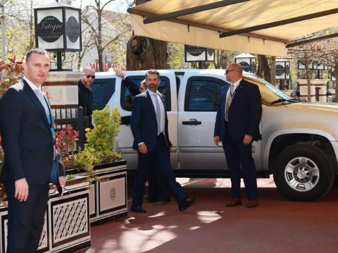 Доналд Трамп Млађи под јаком пратњом стигао у Бањалуку; Панел дискусија у Банском двору (ВИДЕО)