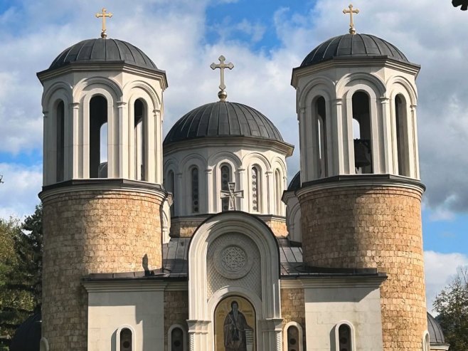 Свештеницима у Беранама изгребана возила и пробушене гуме