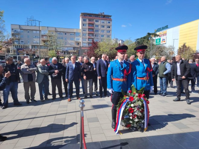 Položeni vijenci na centralnom spomeniku u Bijeljini 