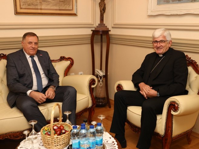 Додик са бискупом Мајићем Додик са бискупом Мајићем - Фото: ZIPAPHOTO/Borislav Zdrinja