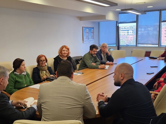 Нед Пуховац са представницима Црвеног крста - Фото: Уступљена фотографија