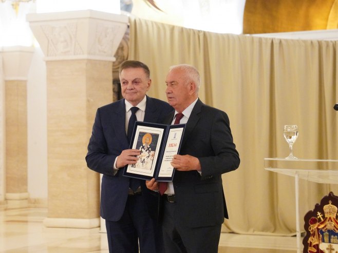 Миловану Бојићу уручена Светосавска повеља СПКД "Просвјета"