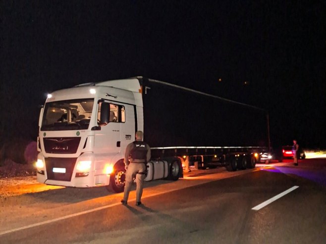 Приликом котроле у близини границе са Хрватском, у камиону пронађено 38 миграната (ВИДЕО)