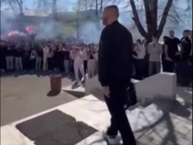 Ученици Медицинске школе у Бањалуци испратили омиљеног професора Анела Хајирића (ВИДЕО)