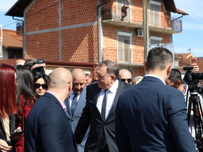 Додик дочекан аплаузом на отварању моста у Чесми (ВИДЕО)