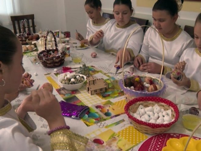 Дјеца кроз дружење и креативан рад уче традиционалне технике украшавања васкршњих јаја