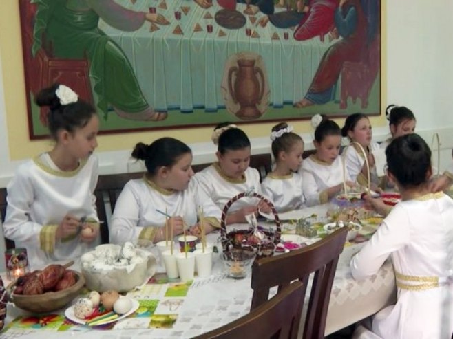 Дјеца кроз дружење и креативан рад уче традиционалне технике украшавања васкршњих јаја (ВИДЕО)