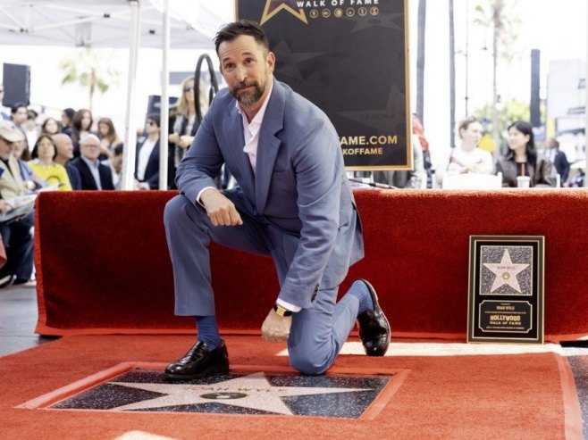 Глумац Ноа Вајл добио звијезду на Холивудској стази славних (ВИДЕО)