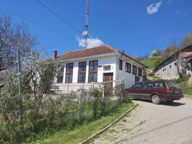 Табла са приштинским обиљежјима на српској амбуланти Табла са приштинским обиљежјима на српској амбуланти