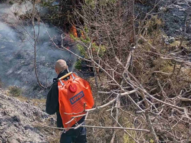Гори трава и ниско растиње у близини граничног прелаза Клобук (ВИДЕО)