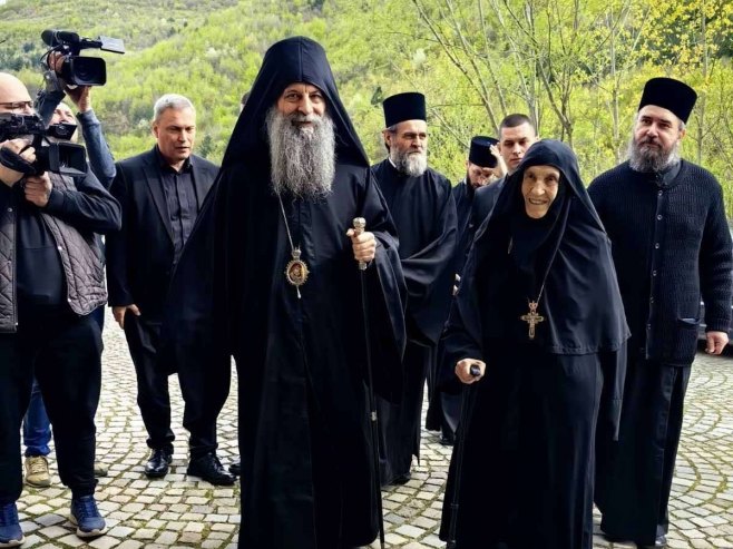 Патријарх Порфирије стигао у Пећку патријаршију, дочекали га свештеници и вјерници