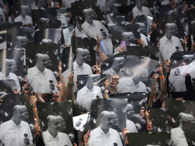 Партизан и навијачи одали почаст Душку Вујошевићу, играчи носили специјалне мајице (ФОТО/ВИДЕО)