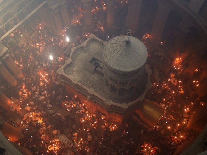 УЖИВО - Силазак Благодатног огња у Христов гроб у Јерусалиму