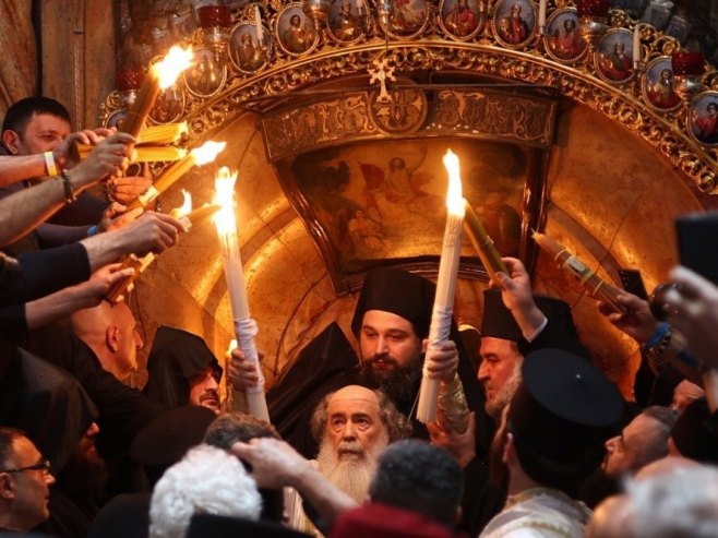 У храму Гроба Господњег у Јерусалиму православно свештенство призвало Благодатни огањ (ВИДЕО)