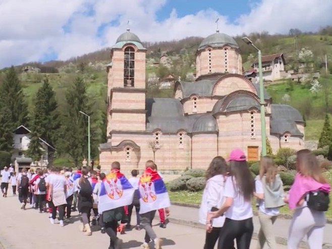 Уочи Васкрса, десетине вјерника ходочасте пјешице од Фоче до Челебића