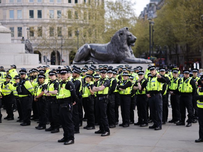 Приведено 212 лица на протестима на Трафалгар скверу у Лондону