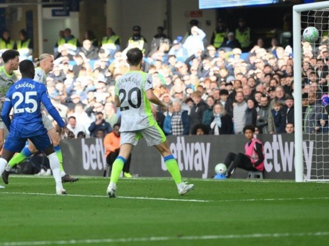 Фудбалери Манчестер Ситија декласирали Челси и вратили се у трку за титулу