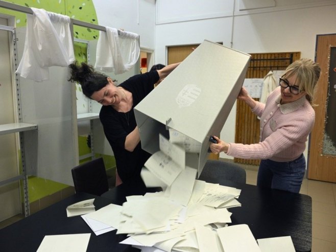 Бројање гласова (Фото: EPA/PETER LAKATOS HUNGARY OUT) - 