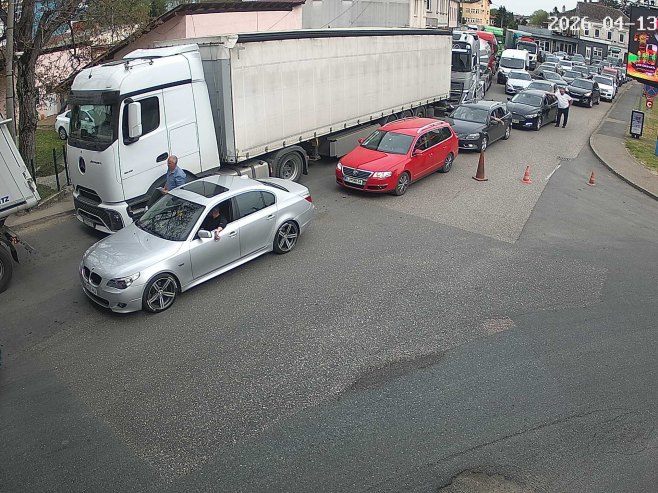 На излазу из БиХ према Хрватској и даље велике гужве