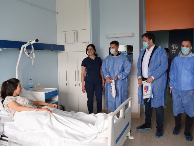 РК Борац: Поклони бебама рођеним на 50. годишњицу европске титуле (ФОТО)