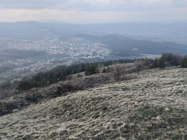 У већини крајева облачно, понегдје киша, а на југу сунчано уз јаку буру
