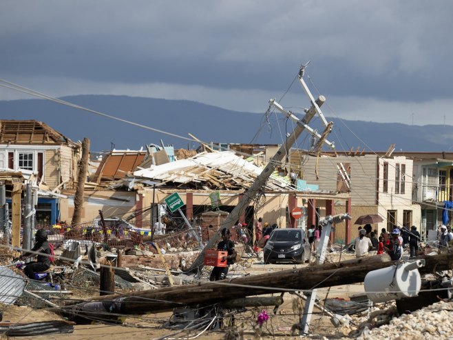 Олуја однијела 16 живота на Карибима