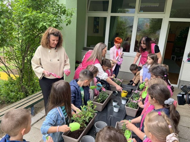 Цвијановићева у бањалучком вртићу "Невен": Срећа и задовољство малишана најважнији