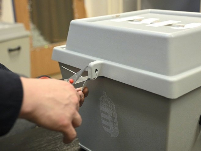 У Мађарску стигле све гласачке кутије из иностранства, почело разврставање гласова