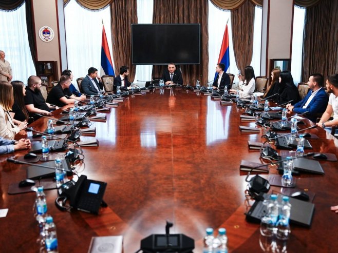 Минић са студентима: Врата институција увијек ће бити отворена за младе који желе да уче